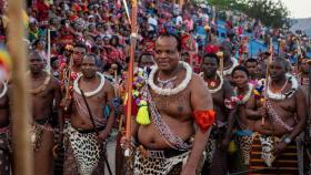 El rey de Esuatini, ex Suazilandia, marcha en conjunto de decenas de sus seguidores en un ritual de su país.