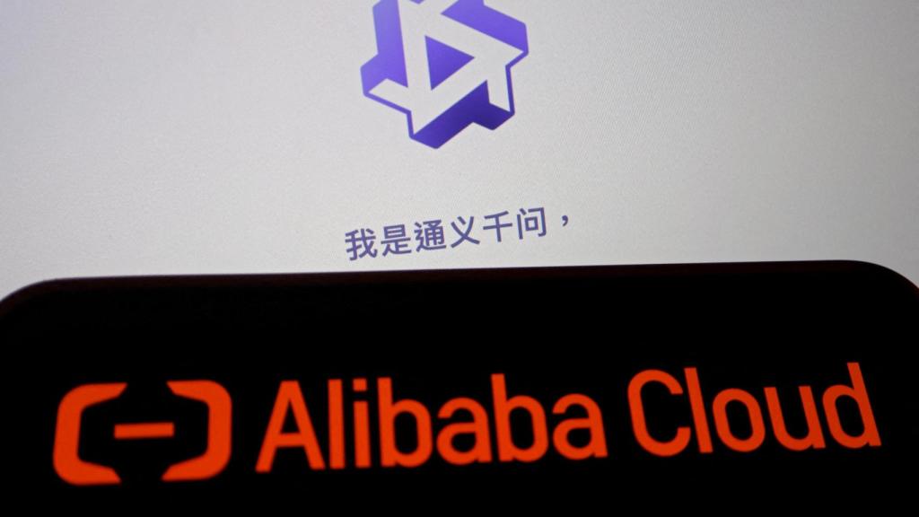 Logo de Alibaba junto a su chatbot de IA