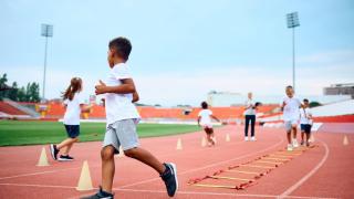 Niños haciendo deporte