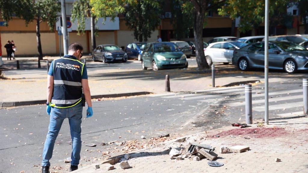 La policía científica, durante la investigación del crimen.