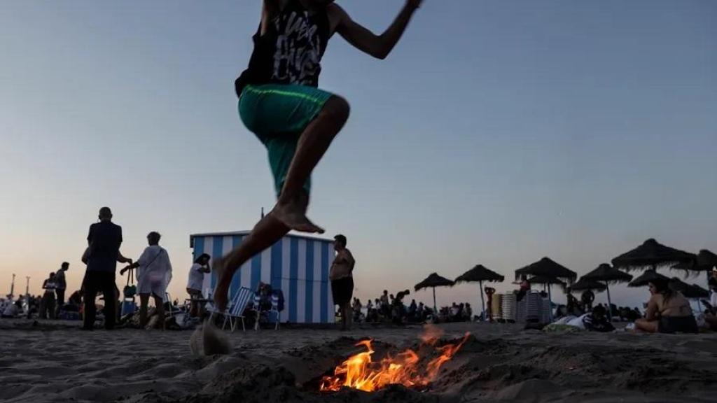 La Noche de San Juan de 2023 en las playas de La Malvarrosa y Las Arenas de Valencia., imagen de archivo. Efe / Manuel Bruque