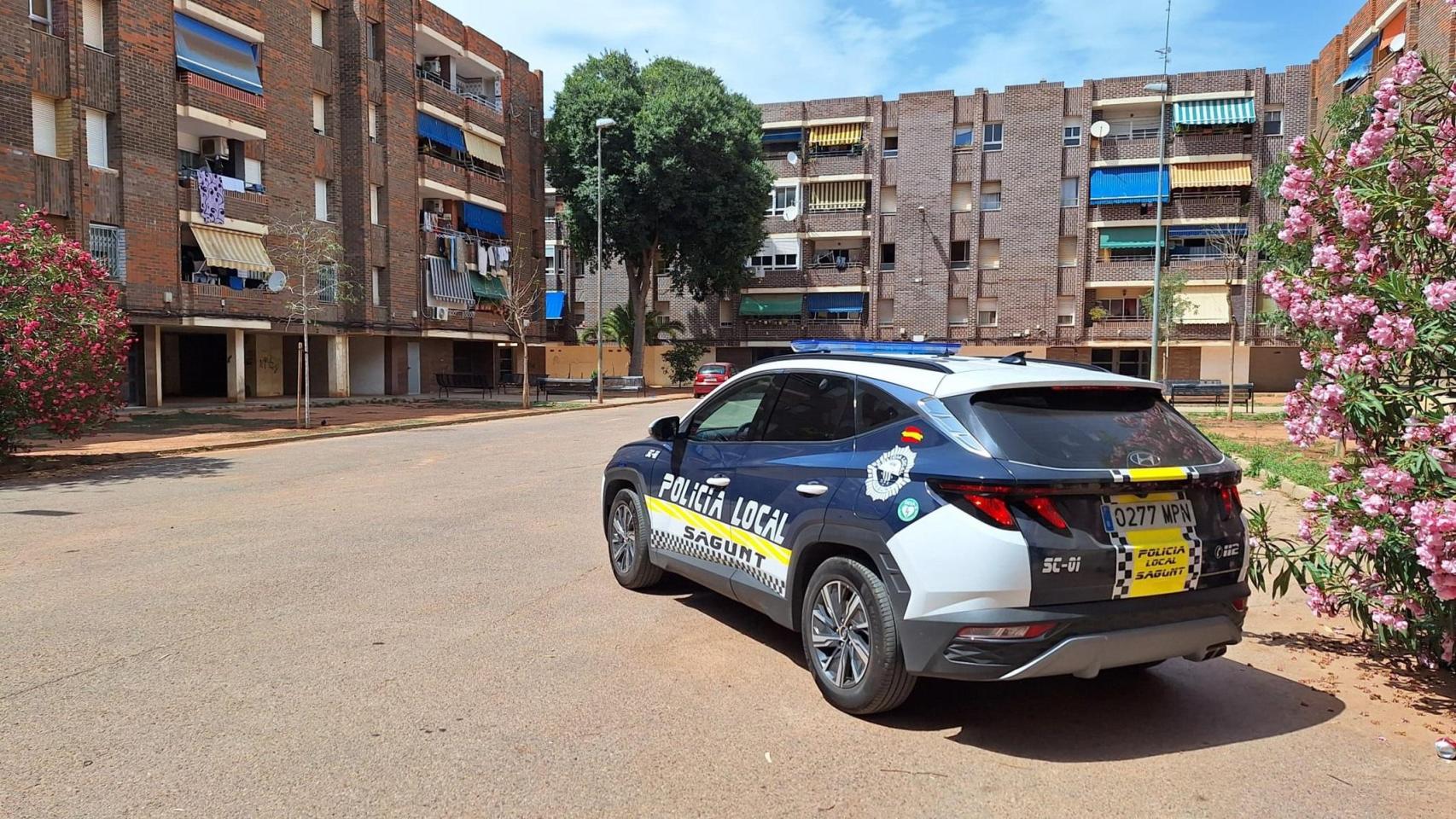 Una patrulla policial en el barrio del Baladre de Sagunt (Valencia).