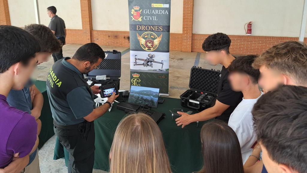 Un agente del Equipo de Drones de la Guardia Civil muestra a los alumnos de ELIS Murcia los controles de un dron.