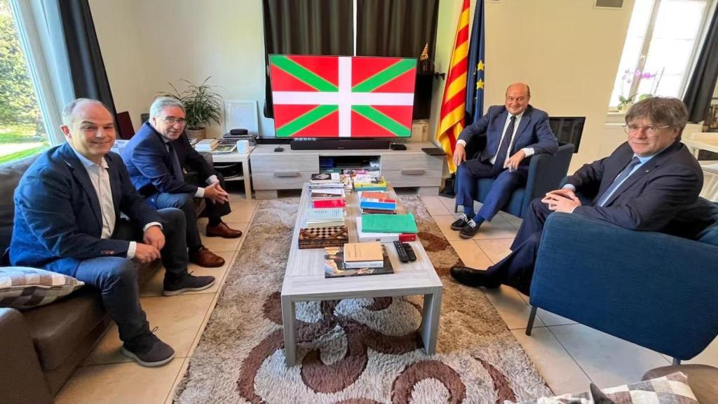 Una delegación del PNV visita el pasado septiembre a Carles Puigdemont en Bélgica.