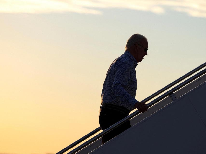 Joe Biden, en las escaleras de acceso al Air Force One.