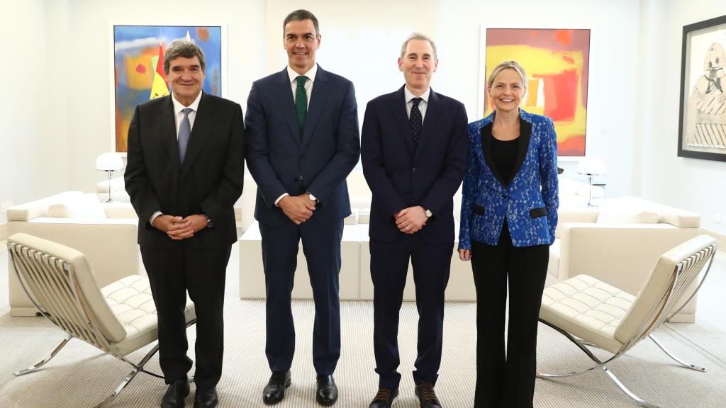De izq. a dcha.: José Luis Escrivá, Pedro Sánchez, Andy Jassy y Susan Pointer durante una reunión entre Amazon y el Gobierno de España.