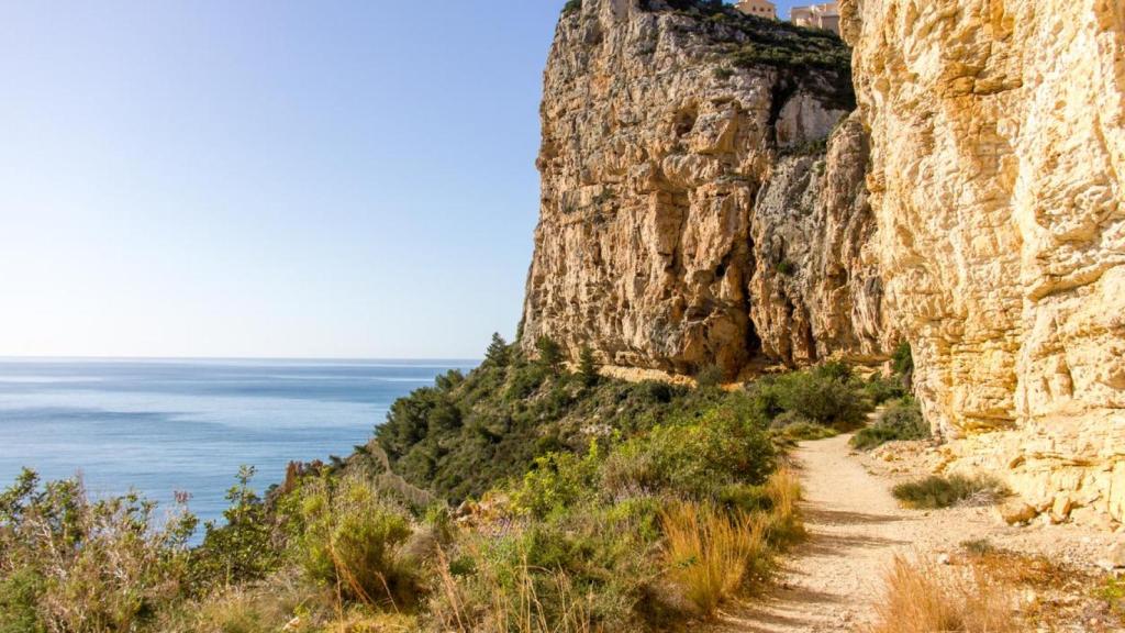 Un camino a través de un acantilado en la playa de Moraig Cove en Benitatxell, Alicante