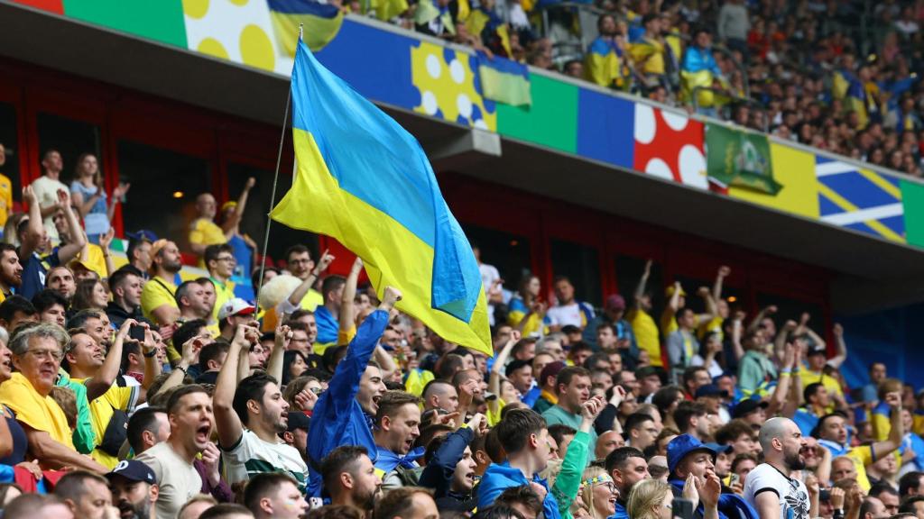 Los aficionados ucranianos celebran el gol del empate ante Eslovaquia.