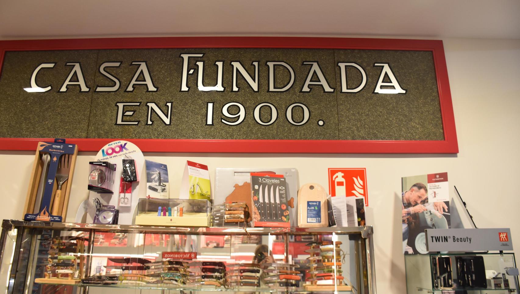 Cartel de 'Casa fundada en 1900' de Cuchillería Blanco