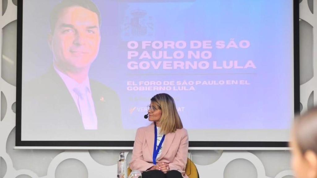 Eliza interviene en un evento con Flávio Bolsonaro.