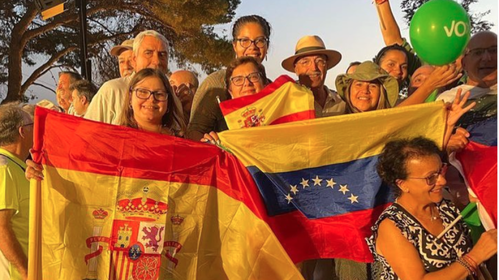 Un grupo de inmigrantes latinoamericanos asisten a un mitin de Santiago Abascal en Palma de Mallorca.