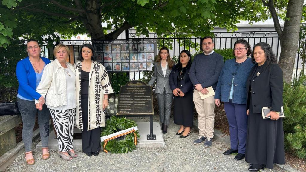 Familiares de las víctimas del 'Pintanxo' junto a la placa instalada en Terranova.