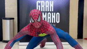 El famoso superhéroe Spiderman se cuela en el casting de 'Gran Hermano', el reality más popular de Telecinco