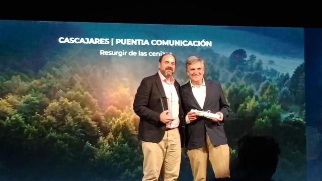 El CEO de Cascajares, Alfonso Jiménez, y el coordinador de cuentas de Puentia, Jorge Trevín, recogiendo el galardón