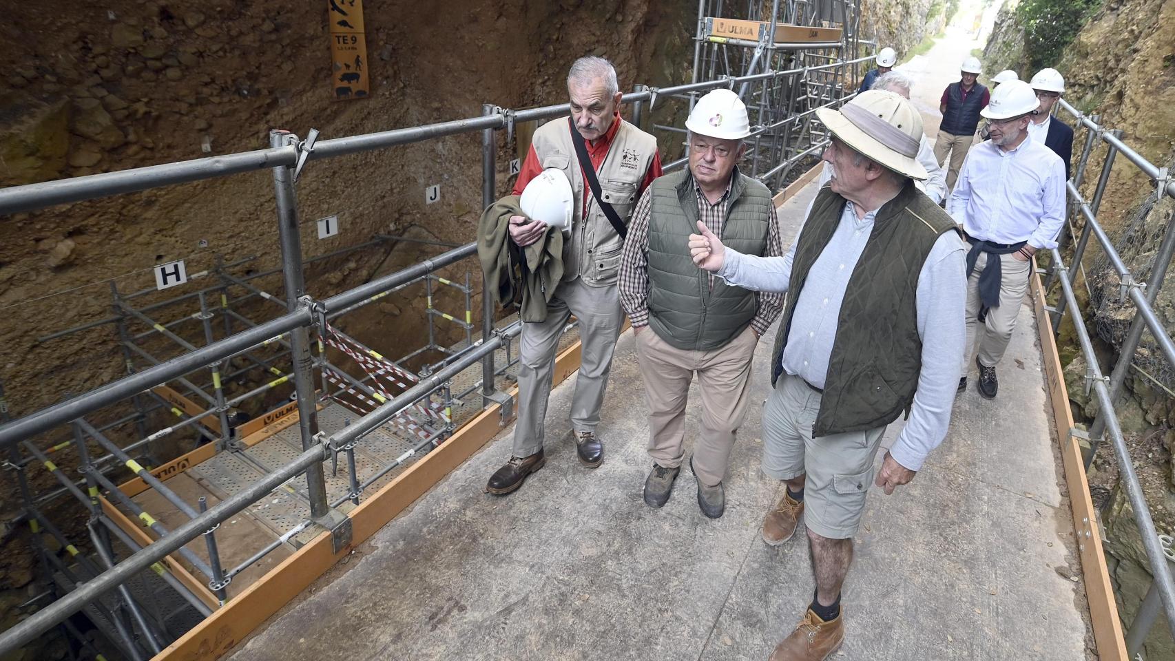 Los tres codirectores de Atapuerca, Eudald Carbonell, José María Bermúdez de Castro, Juan Luis Arsuaga, y el consejero de Cultura, Turismo y Deporte, Gonzalo Santonja.