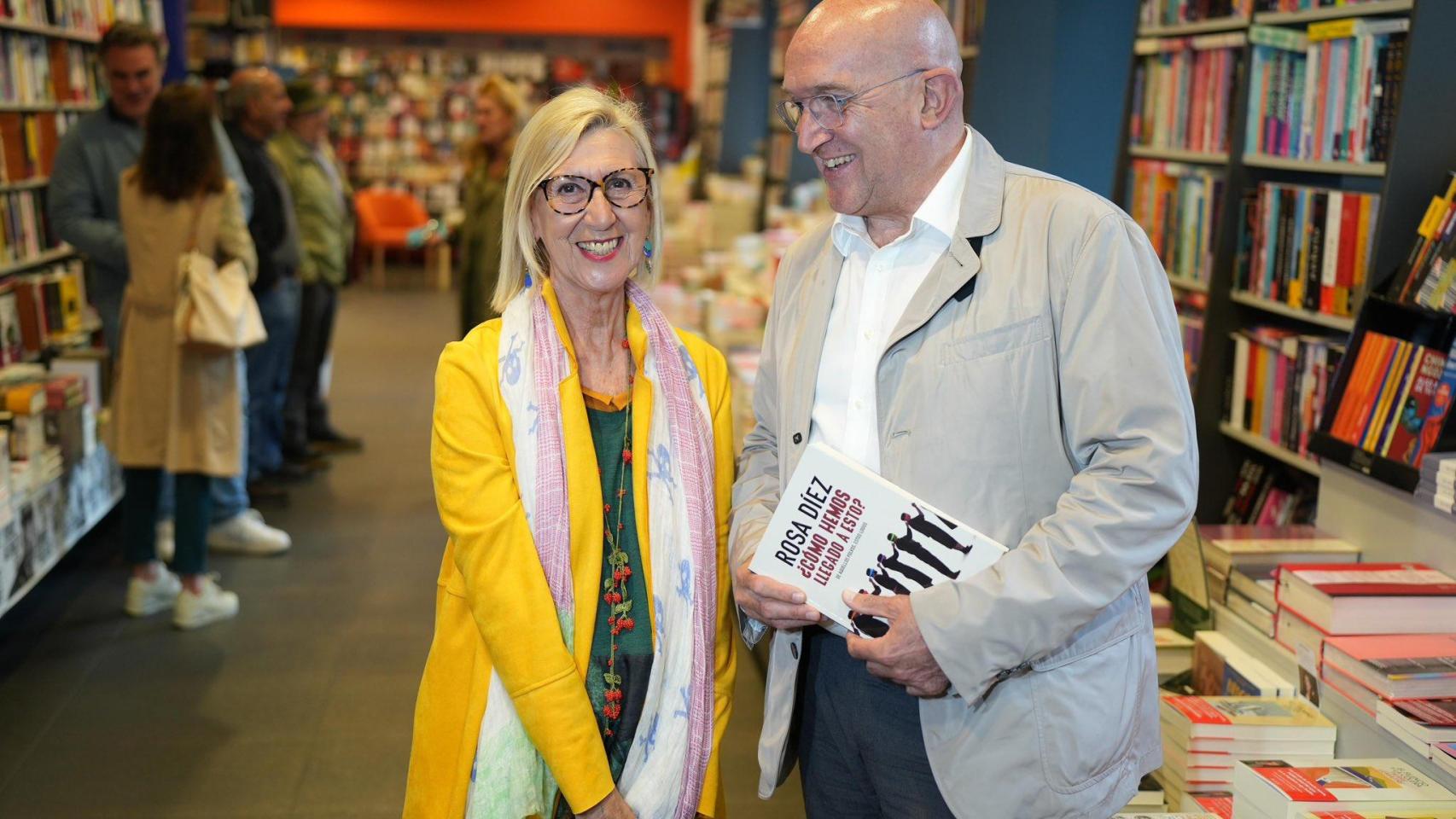 Rosa Díez acompañada por Jesús Julio Carnero durante la presentación