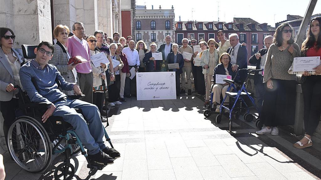 Imagen de los destinatarios de los deseos en el balcón del Ayuntamiento de Valladolid