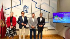 La presidenta de la Federación de Asociaciones de Personas Mayores de la provincia, Adela Cabezas, el presidente de la Diputación de Valladolid, Conrado Íscar, el alcalde de La Cistérniga, Alberto Redondo, y el diputado Diputado de Promoción Agroalimentaria y Consumo, Moisés Santana, presentando la nueva feria