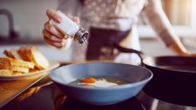 El sencillo truco que usan los cocineros para salvar las recetas cuando se han pasado con la sal