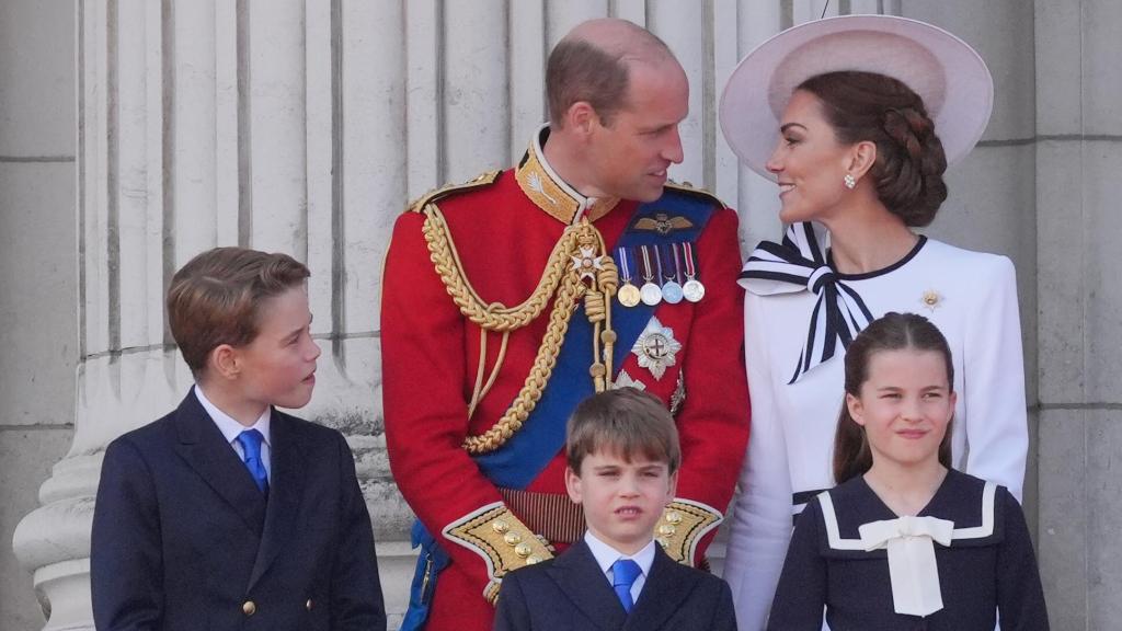 El príncipe Guillermo y Kate Middleton junto a sus hijos durante el Trooping the Colour.