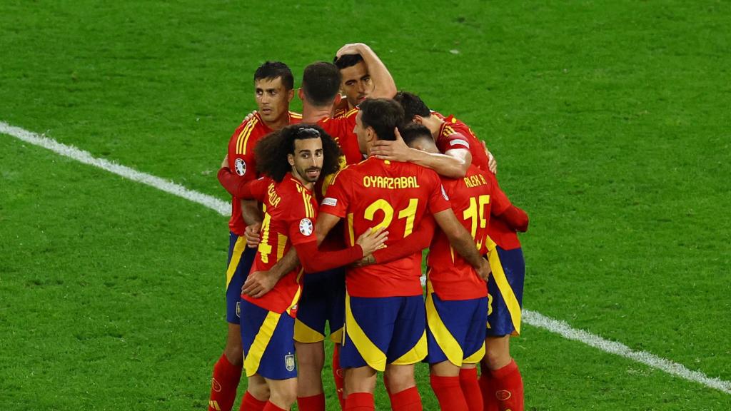 Los jugadores de la selección española celebran el tanto en propia de Calafiori durante el España - Italia de la Eurocopa.