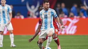 Leo Messi protege la pelota ante la presión de Ismael Kone.