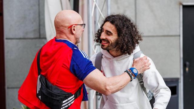 Luis de la Fuente y Marc Cucurella se saludan en la Ciudad del fútbol de Las Rozas