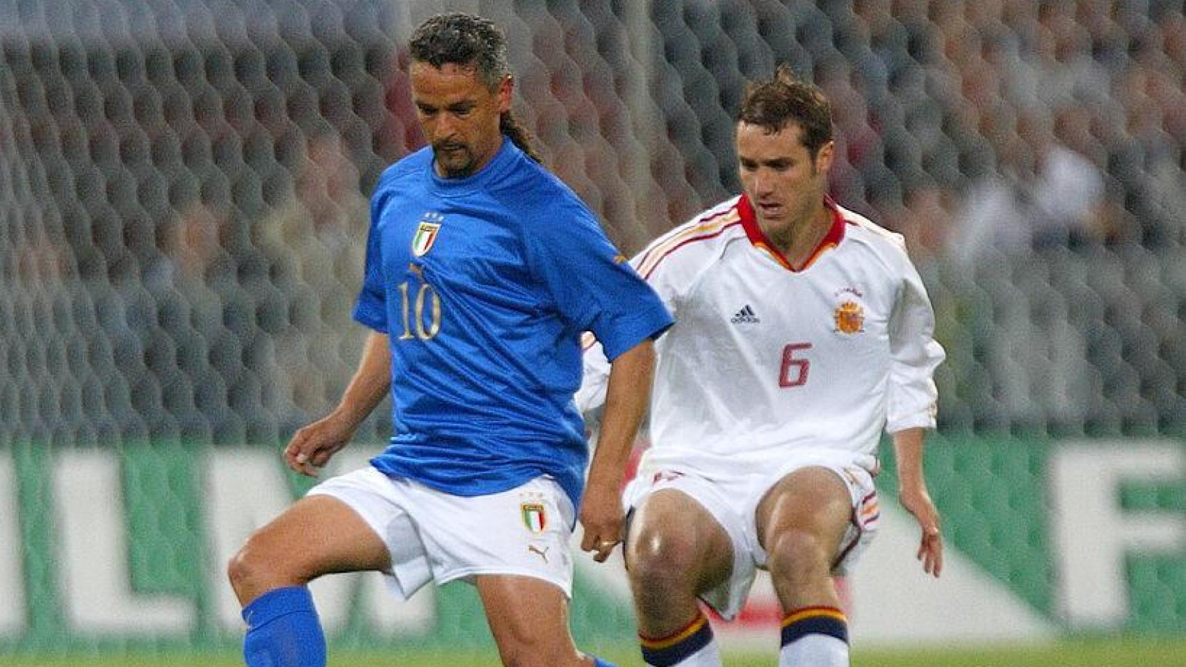 Roberto Baggio durante un partido con Italia ante España.