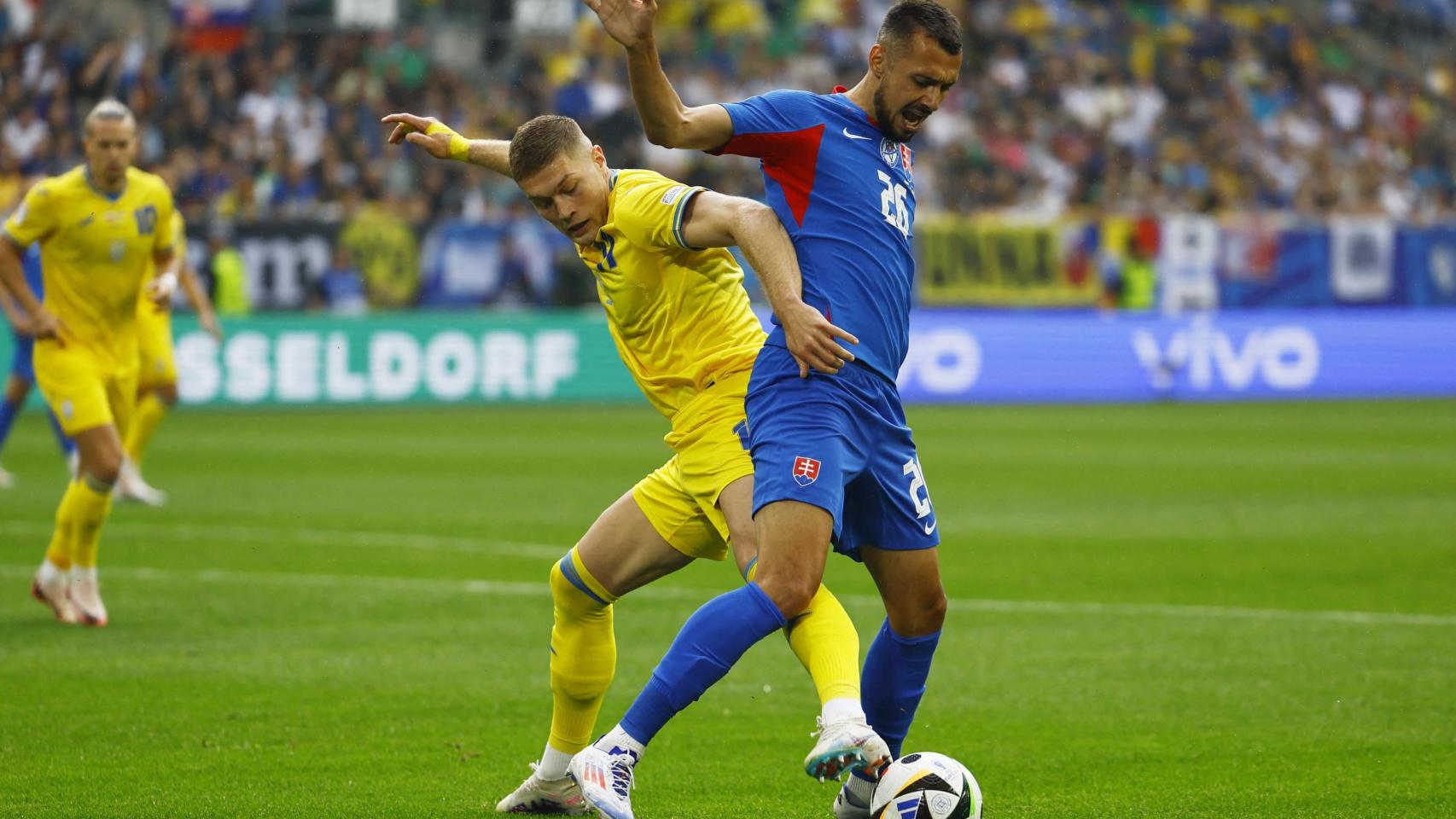 Dovbyk y Schranz pelean por el balón durante el partido entre Eslovaquia y Ucrania.