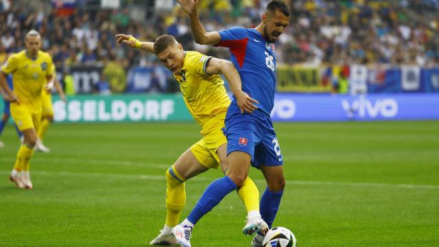 Dovbyk y Schranz pelean por el balón durante el partido entre Eslovaquia y Ucrania.