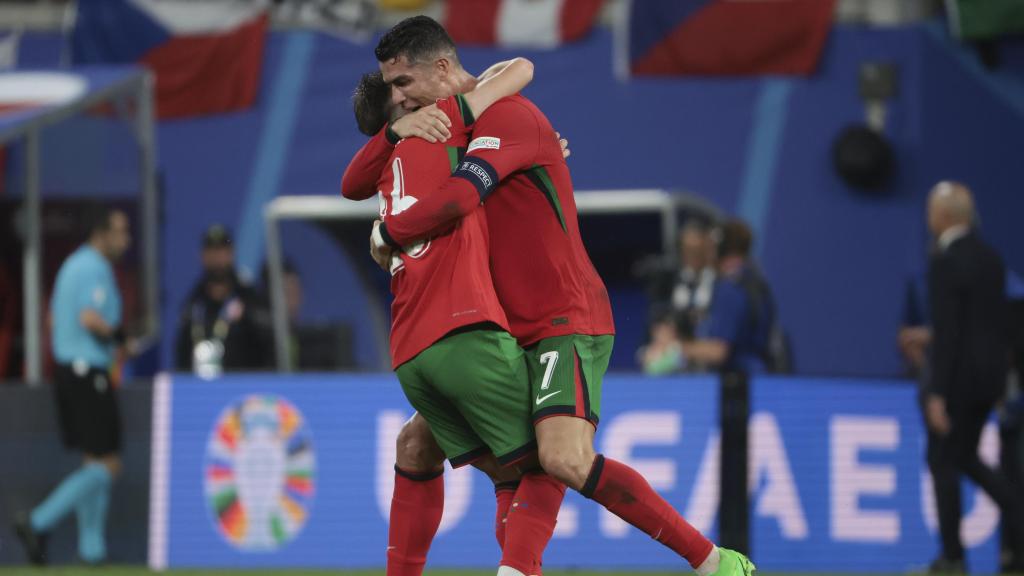 Cristiano Ronaldo and Francisco Conceicao celebrando el gol en la UEFA Euro 2024