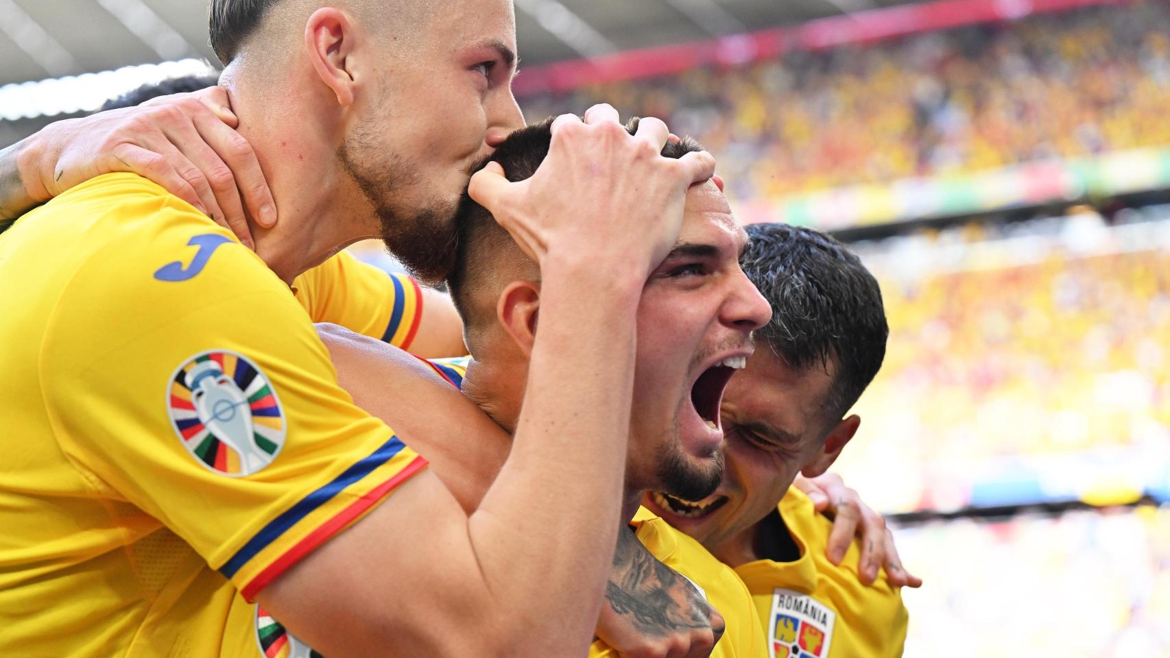 El centrocampista rumano Razvan Marin celebra el gol junto a su equipo en la Euro2024