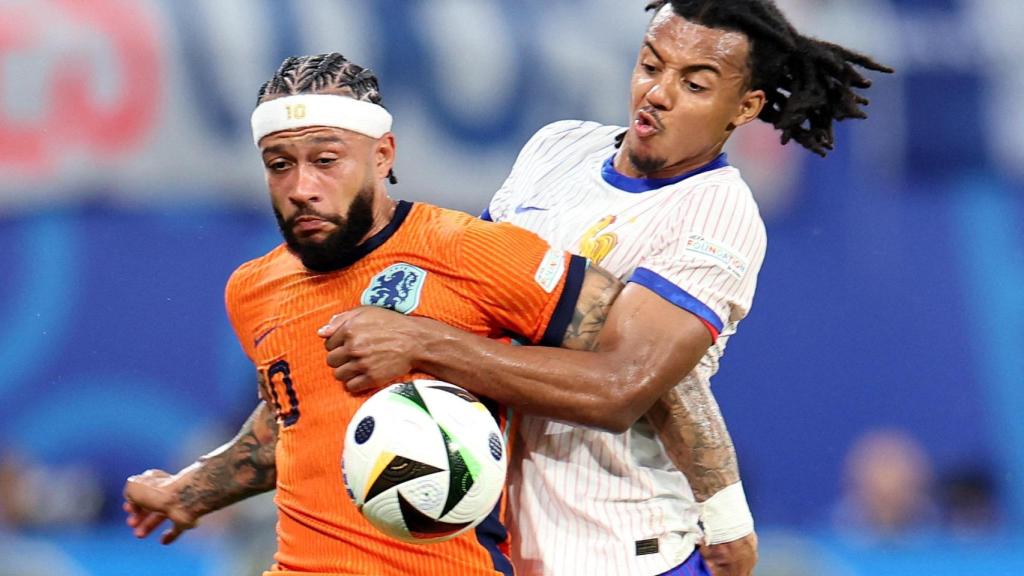 Memphis Depay, con Jules Koundé, en la pelea por el balón.