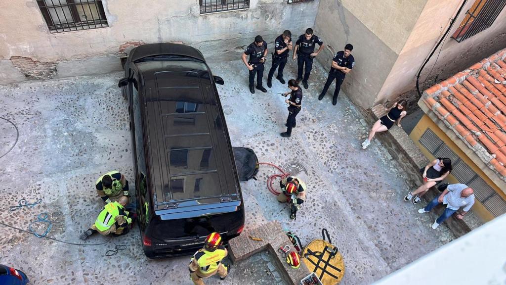 Vehículo atrapado en una calle del Casco de Toledo. Foto: Mayte Talavera.