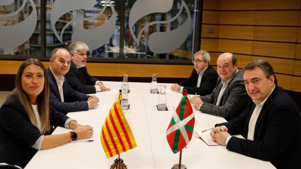 Reunión de las delegaciones del PNV y Junts, el pasado noviembre en Bilbao.