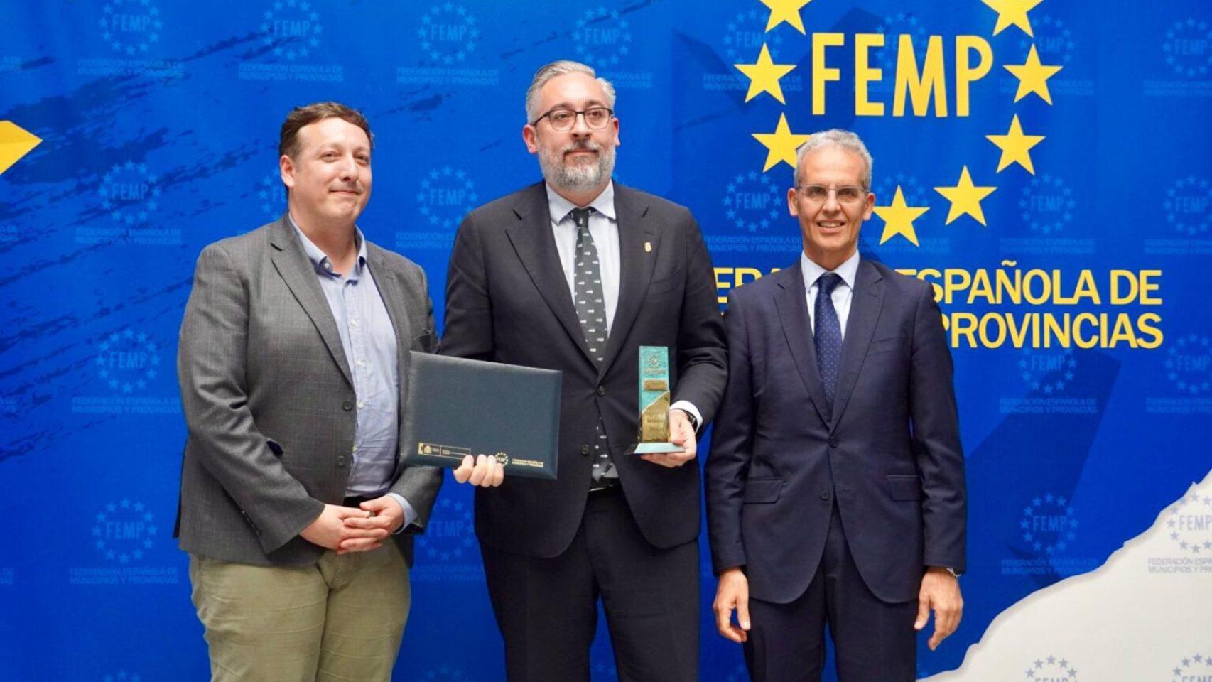 El alcalde de Santomera, Víctor Martínez (c), recibe el premio al 'Proyecto Fénix' en el en el VIII Concurso de Buenas Prácticas Municipales en la Prevención del Absentismo.