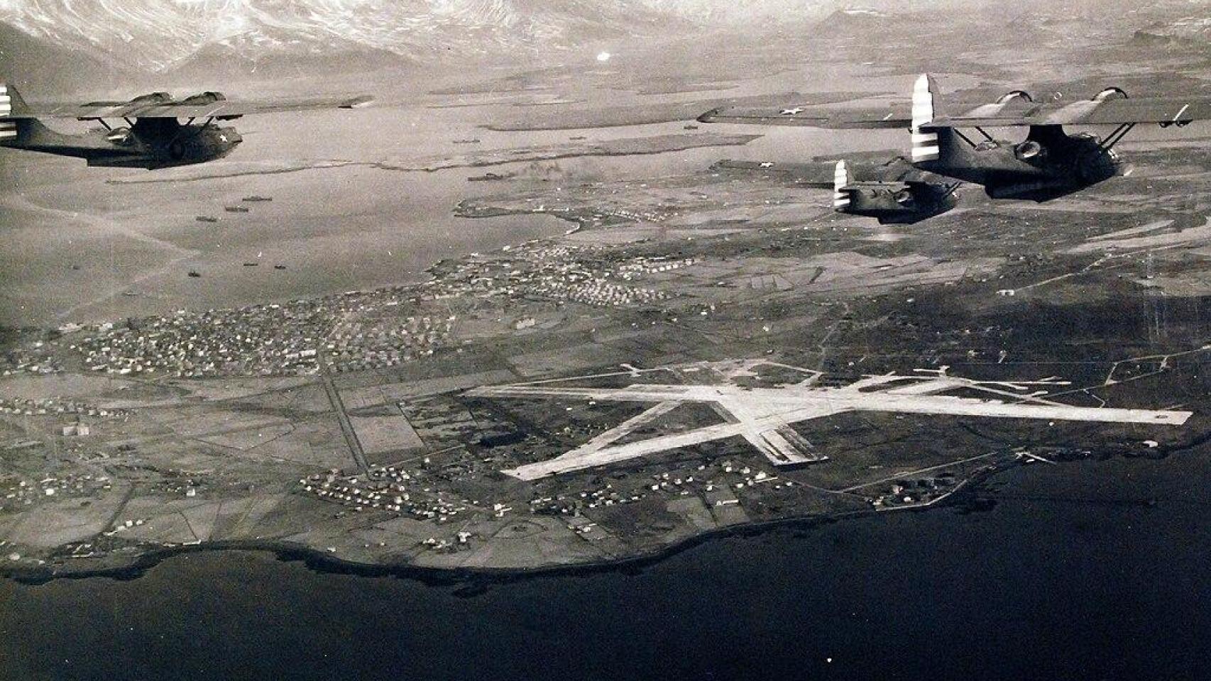 Aviones militares de EEUU sobrevolando Reikiavik en 1942.
