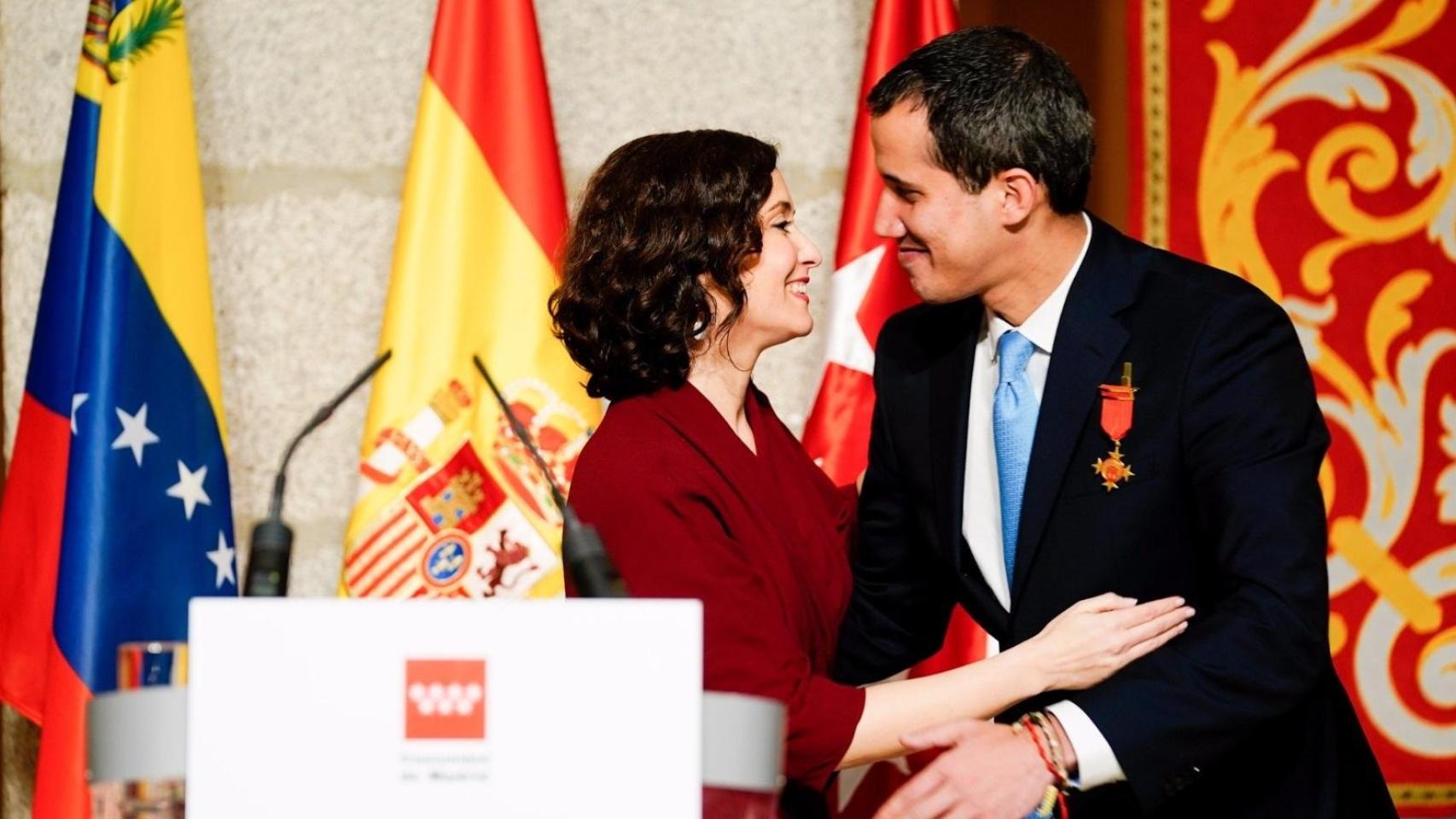 Isabel Díaz Ayuso entrega la Medalla Internacional a Juan Guaidó en 2020.