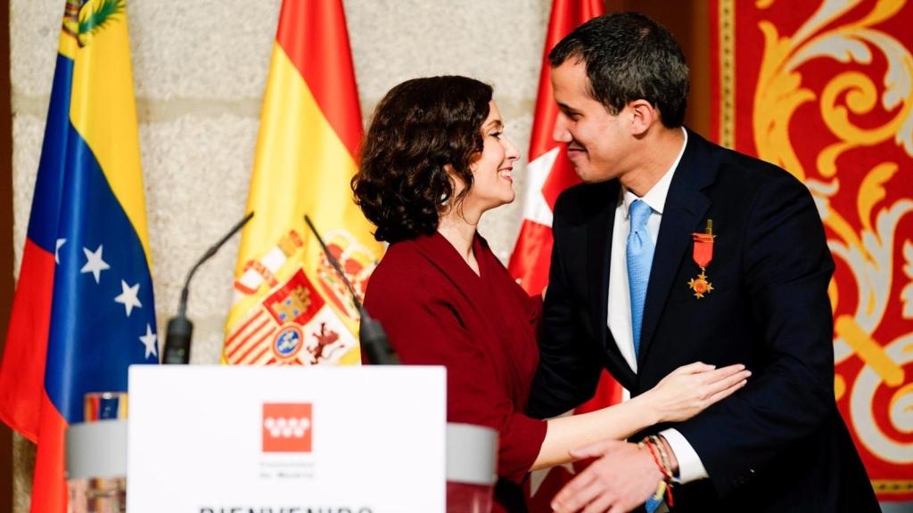 Isabel Díaz Ayuso entrega la Medalla Internacional a Juan Guaidó en 2020.