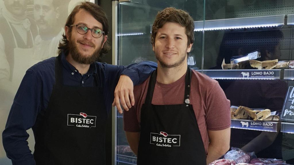 Carlos Martín Schvartzman (izda.) y Alan Schvartzman en su carnicería Bistec de Pozuelo de Alarcón.