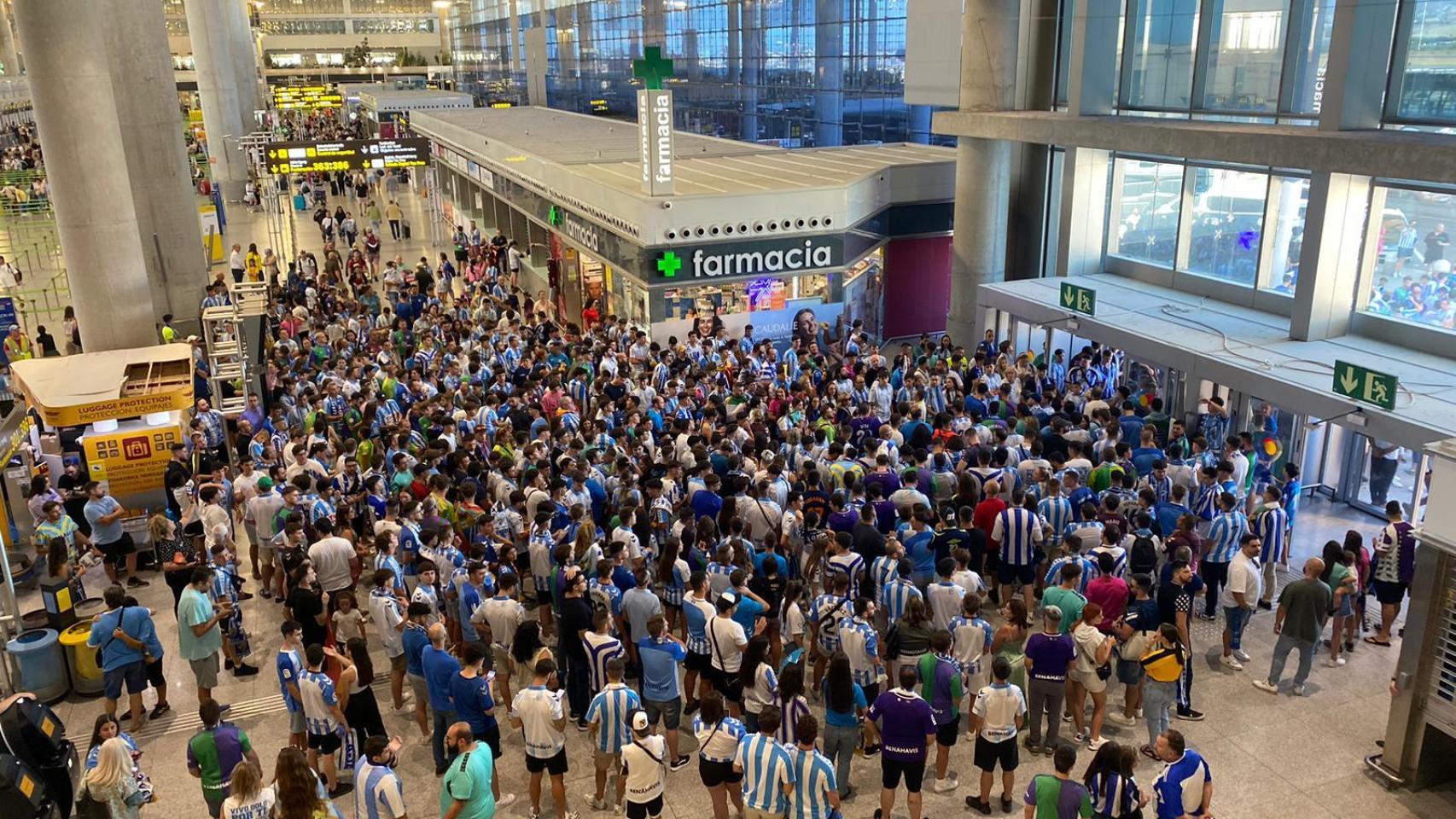 Marea blanquiazul en el aeropuerto para despedir al Málaga CF