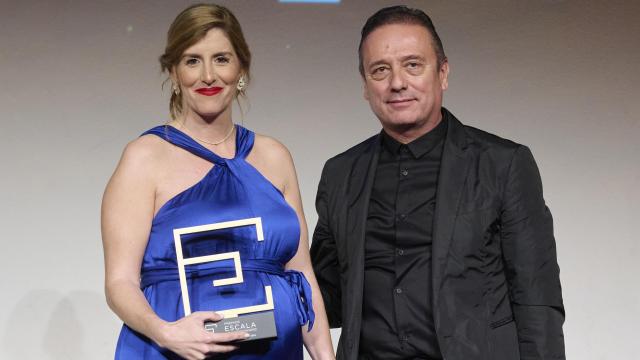 Elisa Iglesias con su premio, junto a Óscar Zandueta, de Saltoki Home.