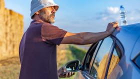 Atención a los conductores: qué significa una botella de agua en el techo de un coche aparcado