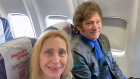 Selfie de Javier Milei y Karina Milei, viajando en avión de línea regular.