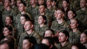Jóvenes militares ucranianos entonan el himno de su nación.