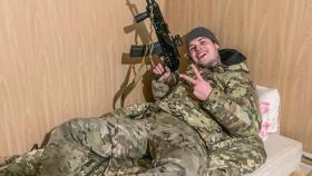 Sergio Antolín, el español que se fue a Ucrania a combatir contra Rusia, posa con un arma de combate.