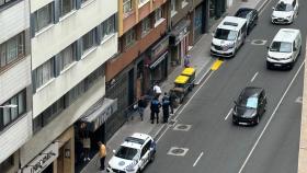 Momento del tapiado de la puerta del edificio este viernes