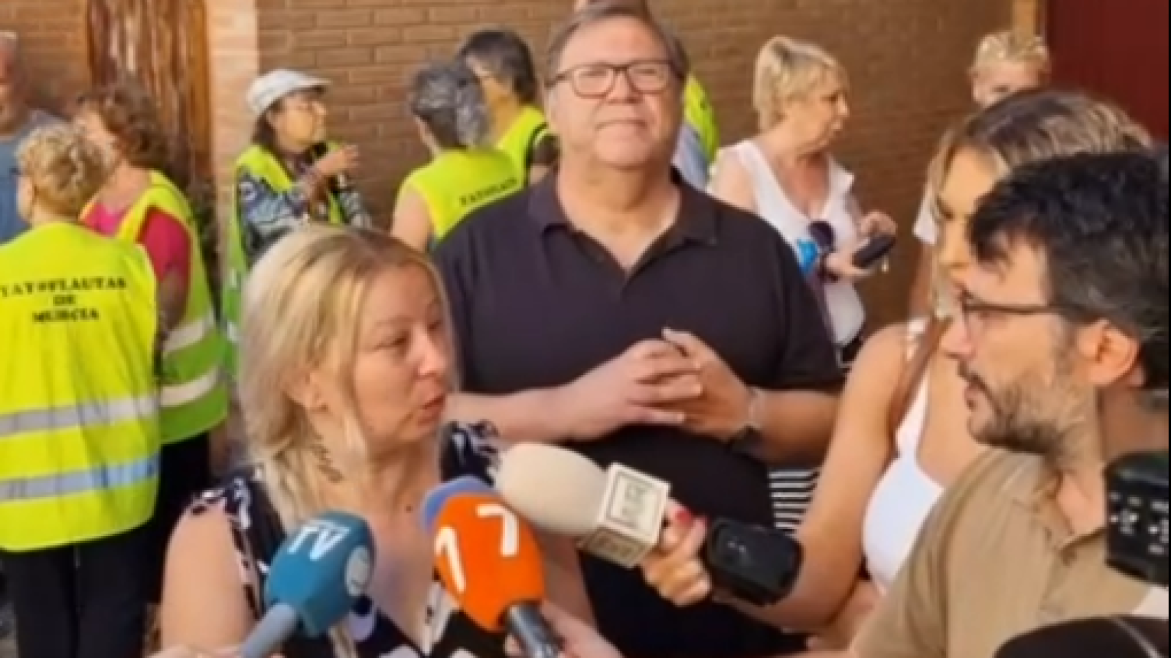 Mariana Petrova, este viernes, atendiendo a los medios de comunicación en la puerta de su casa en Aljucer.