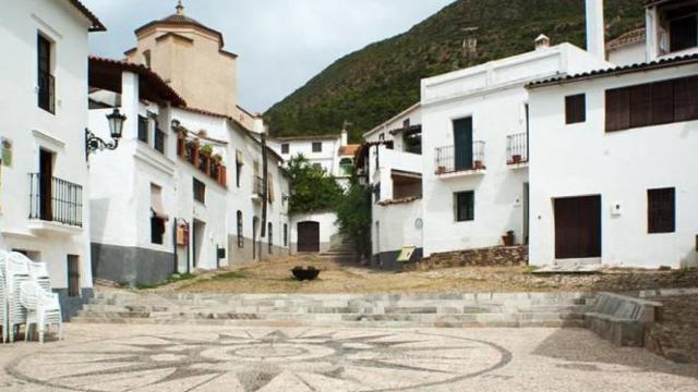 Una de las plazas de este pequeño pueblo de Huelva.