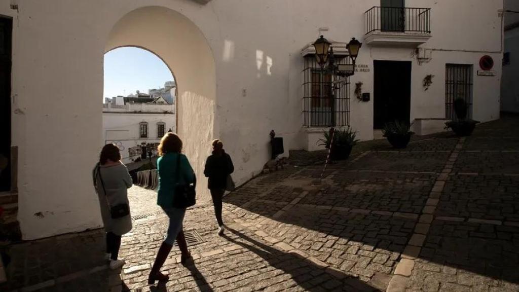 Imagen de archivo de varias mujeres caminando por el centro histórico de un pueblo